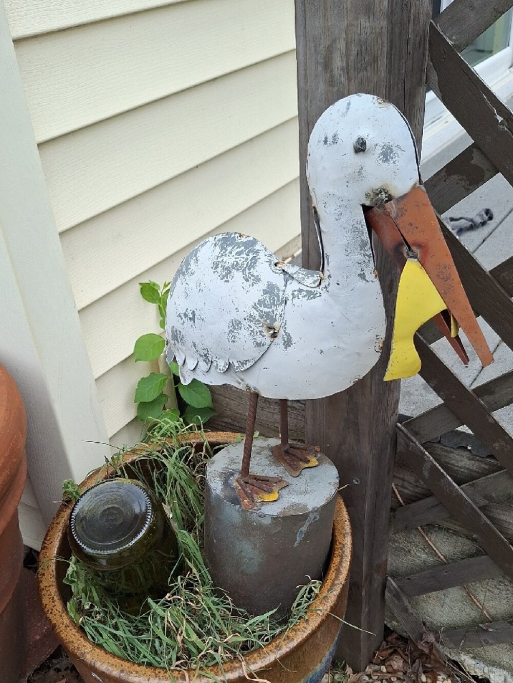 Weathered metal pelican statue - Picture 6 of 9